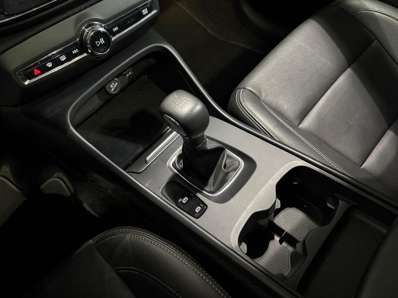 Volvo XC40 T2 Momentum Leder Panoramadak Parkeercamera 129pk