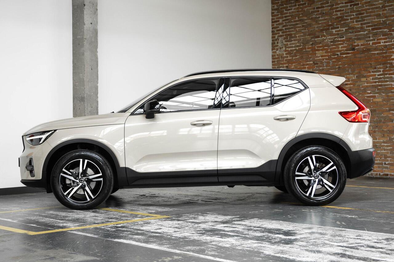 Volvo XC40 B4 Plus Dark | Verwarmde Voorstoelen+Stuurwiel | Verwarmde voorruit | Semi-Elektrische Trekhaak | Harman Kardon Premium Audio | Apple Carplay / Android Auto | Electrisch bedienbare voorstoelen | Google infotaiment