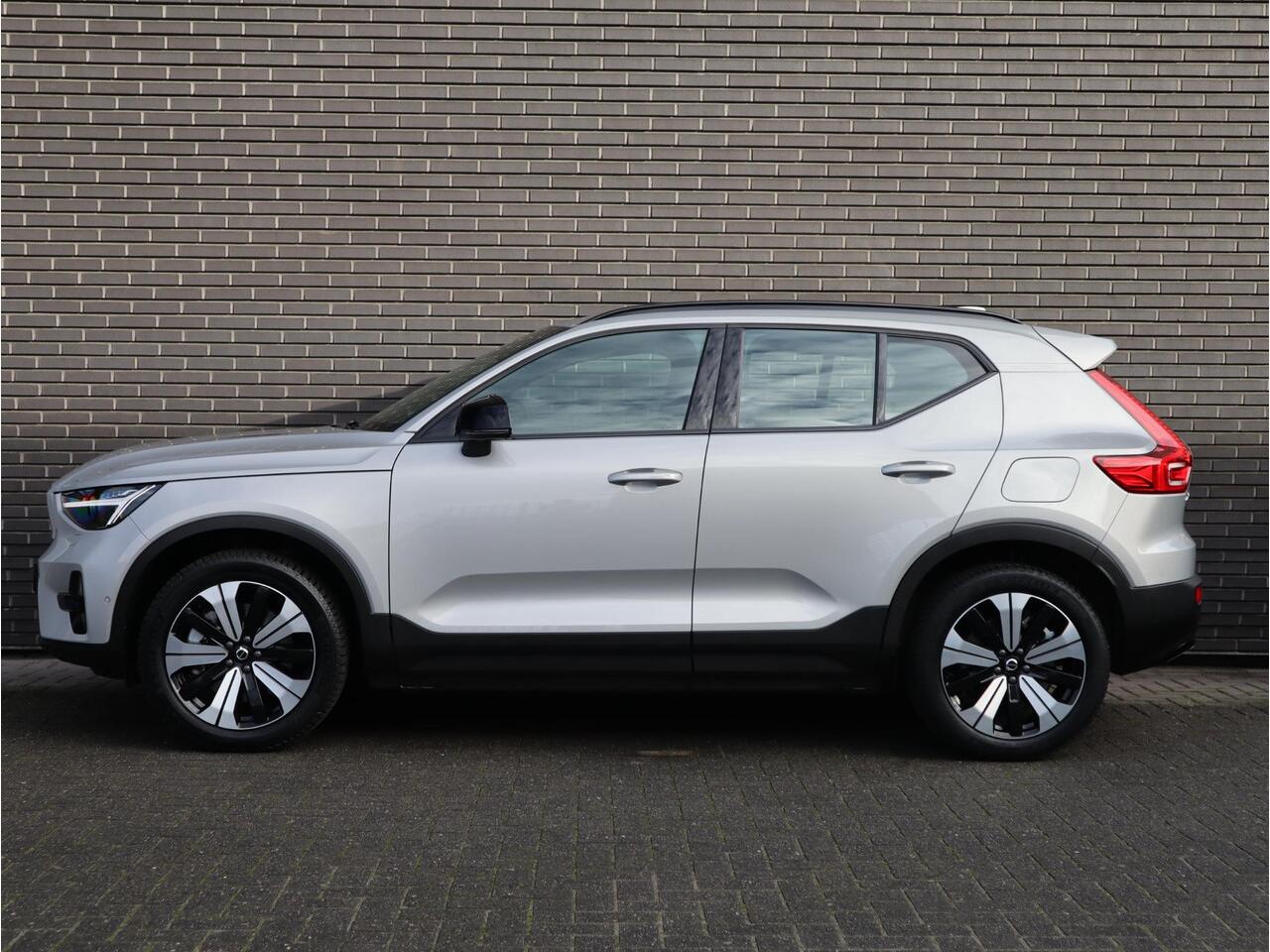 Volvo XC40 Recharge Twin Ultimate 78 kWh / Panoramadak / Stoelverwarming / Parkeersensoren voor+achter / Apple Carplay/Android Auto / 19 Inch / LED / Harman Kardon