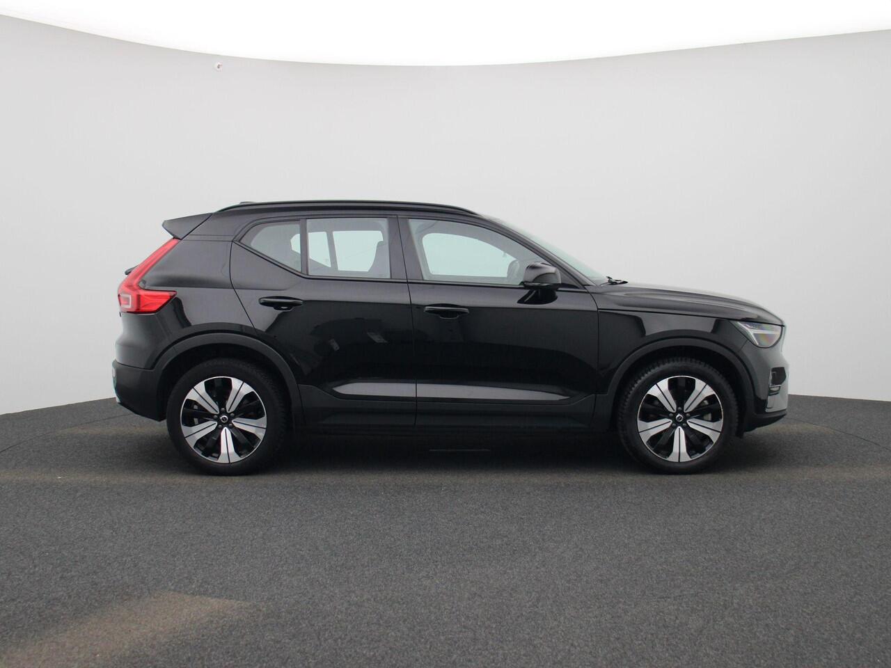 Volvo XC40 Recharge Core 232PK | Allseason-banden | Grootlicht-assistent | Achteruitrijcamera + parkeersensoren | Climate control | Apple CarPlay & Android Auto