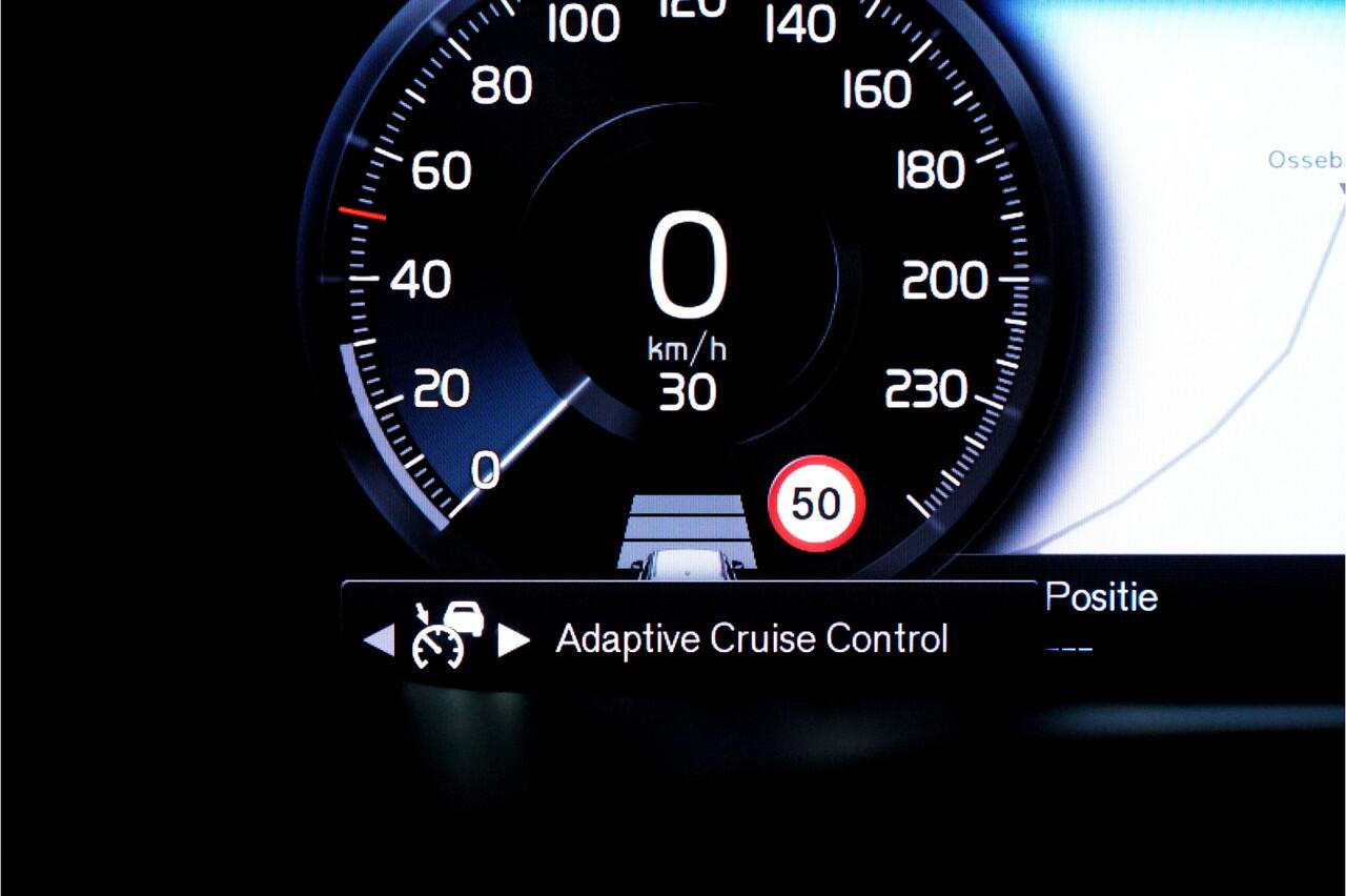 Volvo XC40 1.5 T4 155kW/211pk DCT7 Plug-in hybrid Ultimate Bright PANORAMADAK + HARMAN/KARDON + EL.TREKHAAK + ADAPT.CRUISE + MATRIX LED + LANE ASSIST + LEER/ALCANTARA + STOEL-&STUURVERWARMING + CAMERA + BLIS + EL.STOELEN + PARKSENSOREN V&A + 19" LM-VELGEN!!