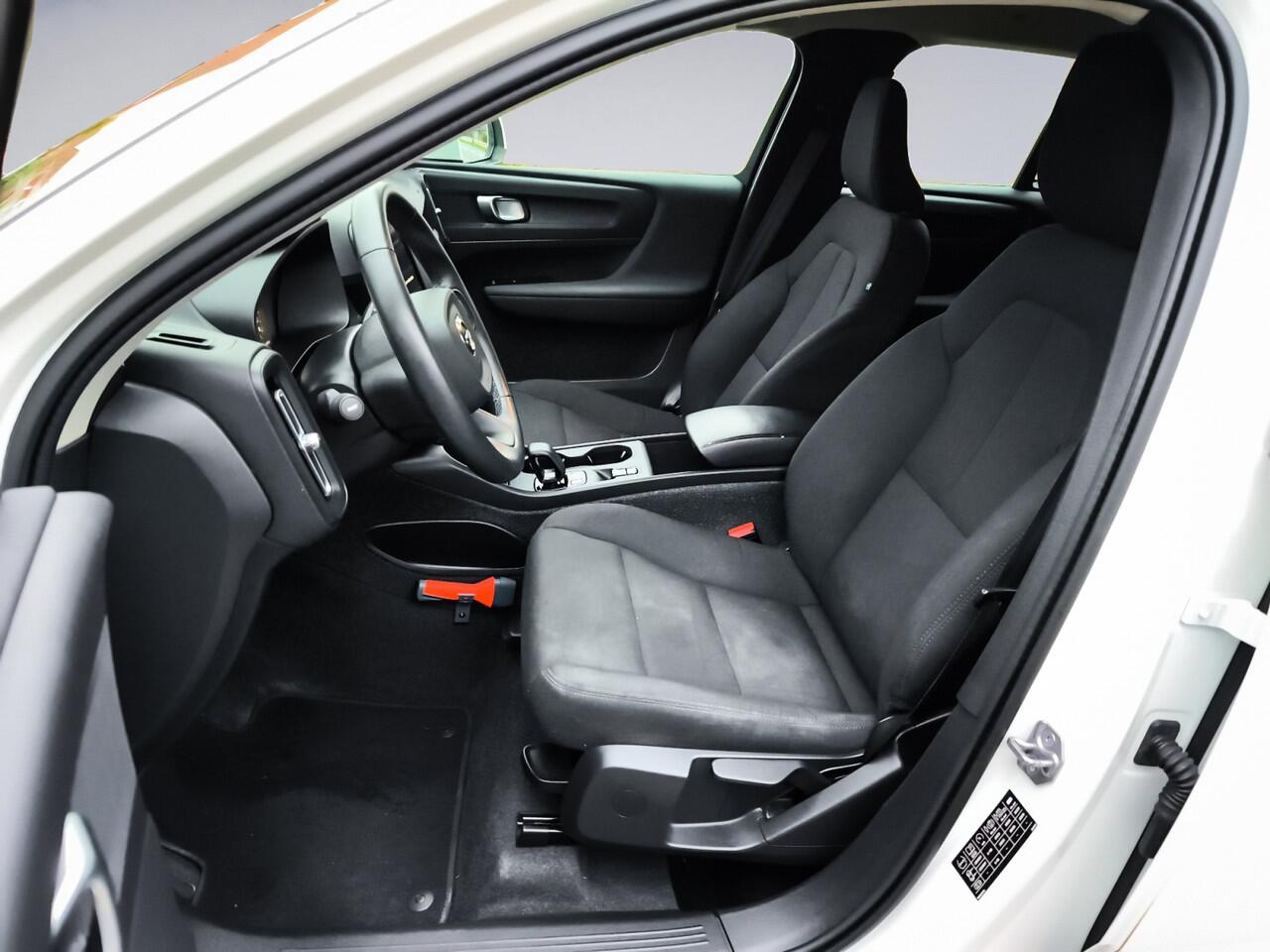 Volvo XC40 1.5 T2 Momentum Core 1e-Eig. & Dealer-Onderh. BOVAG-Garantie. NL-Auto.