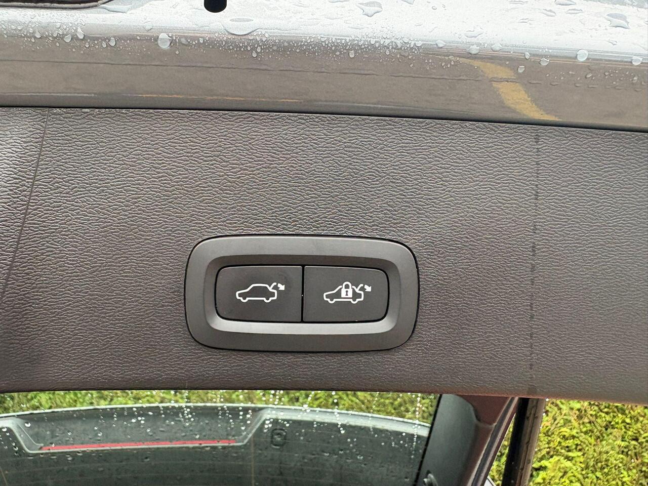 Volvo XC40 Recharge Plus 70 kWh | BLIS | Stoel/Stuur Verwarming | Pilot Assist |