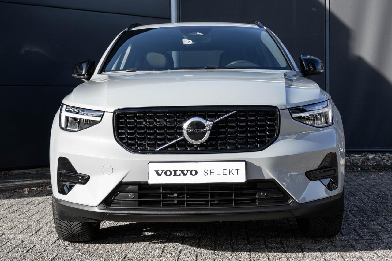 Volvo XC40 B4 Plus Dark | Trekhaak | Verwarmbare voorstoelen en stuurwiel | Premium audio by Harman Kardon | Climate Pack | All Season banden | Google Infotainment | Adaptieve Cruise Control | BLIS | Parkeercamera | Elektrische Kofferklep | Keyless |
