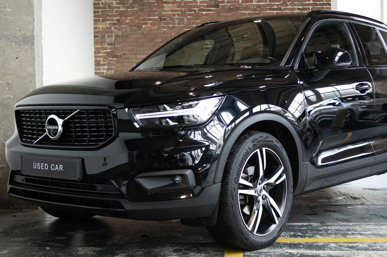Volvo XC40 T3 Automaat R-Design | Panoramadak | 360° Parkeercamera | Adaptive Cruise Control | BLIS | Parkeersensoren voor + achter | Harman Kardon Premium Audio | BLIS | Stoelverwarming | Volvo on Call | 19'' Lichtmetalen velgen