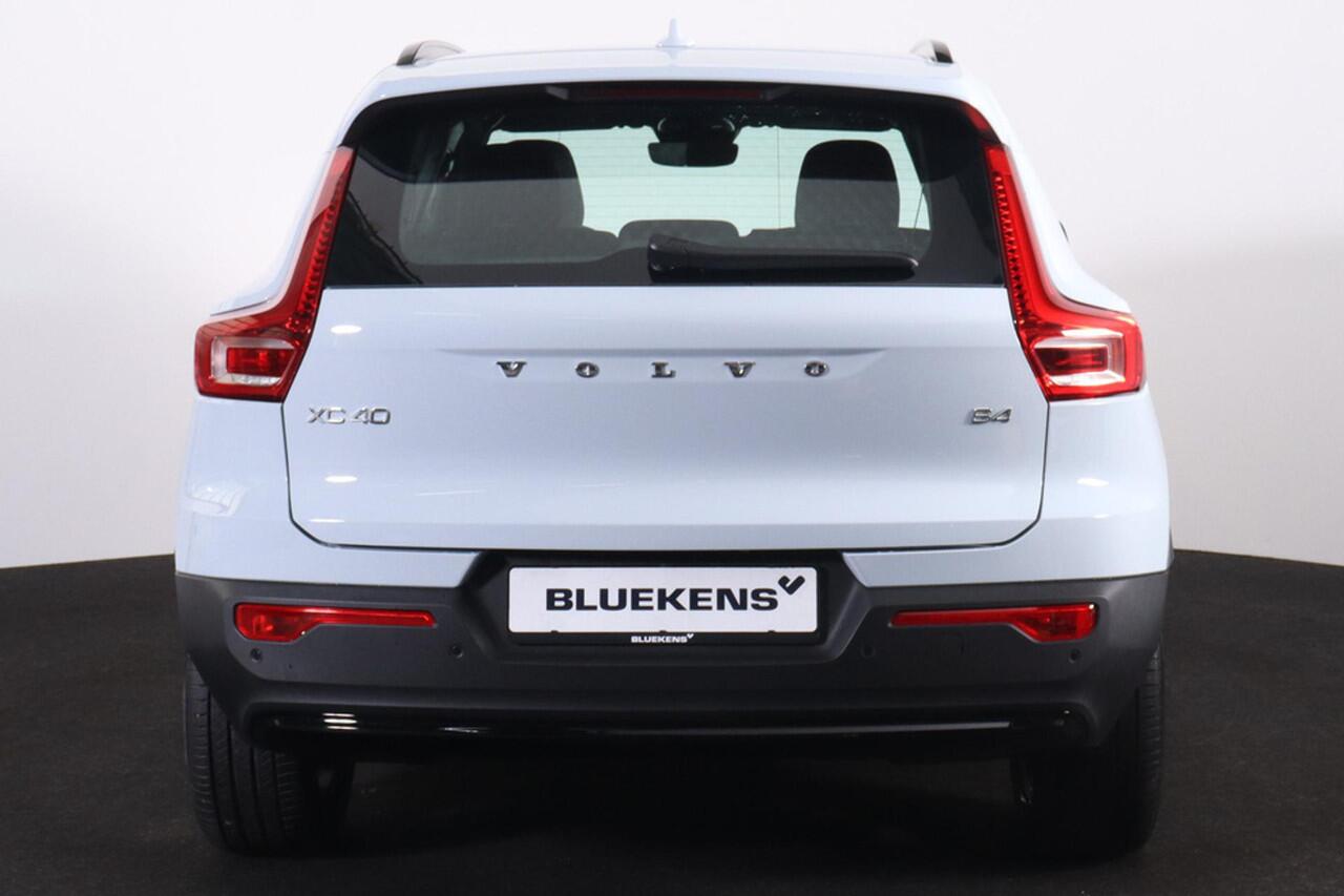 Volvo XC40 B4 Plus Dark - IntelliSafe Assist & Surround - Harman/Kardon audio - Parkeercamera achter - Verwarmde voorstoelen & stuur - Parkeersensoren voor & achter - Elektr. bedienb. voorstoelen met geheugen links - Draadloze tel. lader - Elektr. inklapbare trekhaa