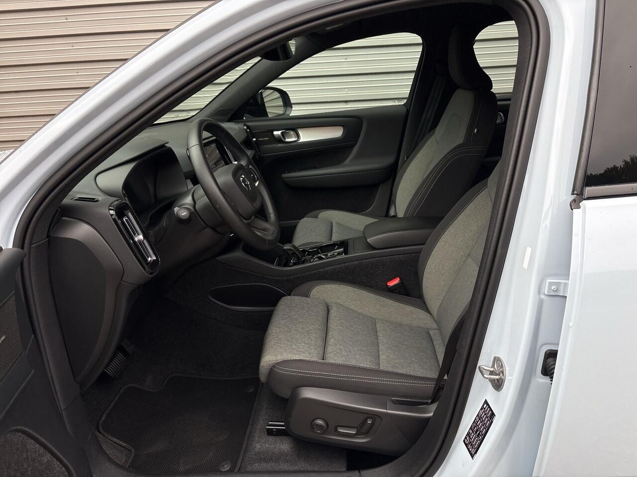 Volvo XC40 2.0 B4 Plus Dark / Verwarmbare voorruit / Audio Harman Kardon / Trekhaak /