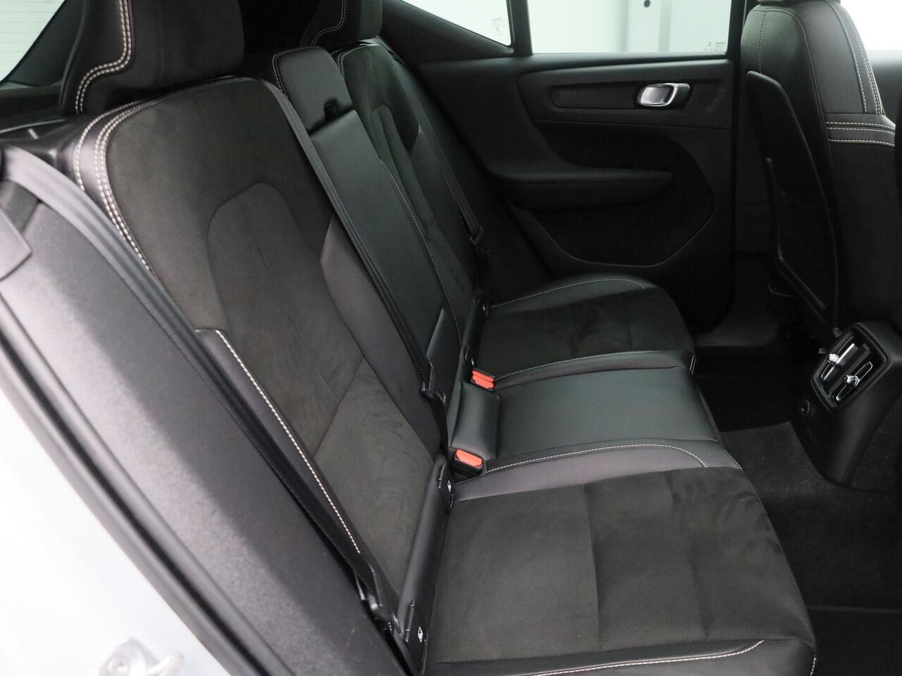 Volvo XC40 1.5 T4 Recharge R-Design | PANO | CAMERA | KEYLESS | STOEL- EN STUURVERW. | TREKHAAK