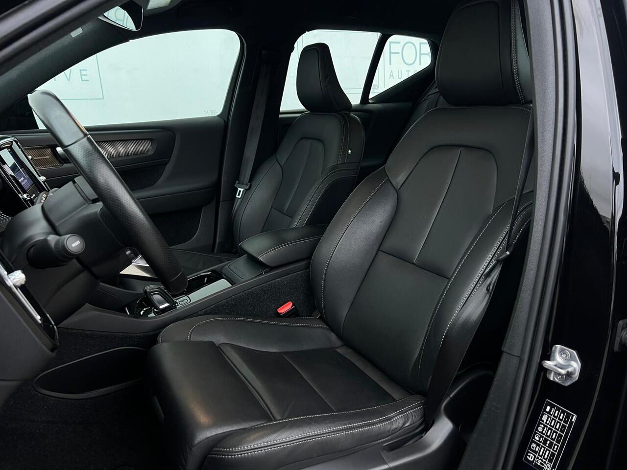 Volvo XC40 Recharge P8 AWD R-Design NL AUTO | LEDER | CAMERA | HARMAN KARDON | STUURWIEL VERW