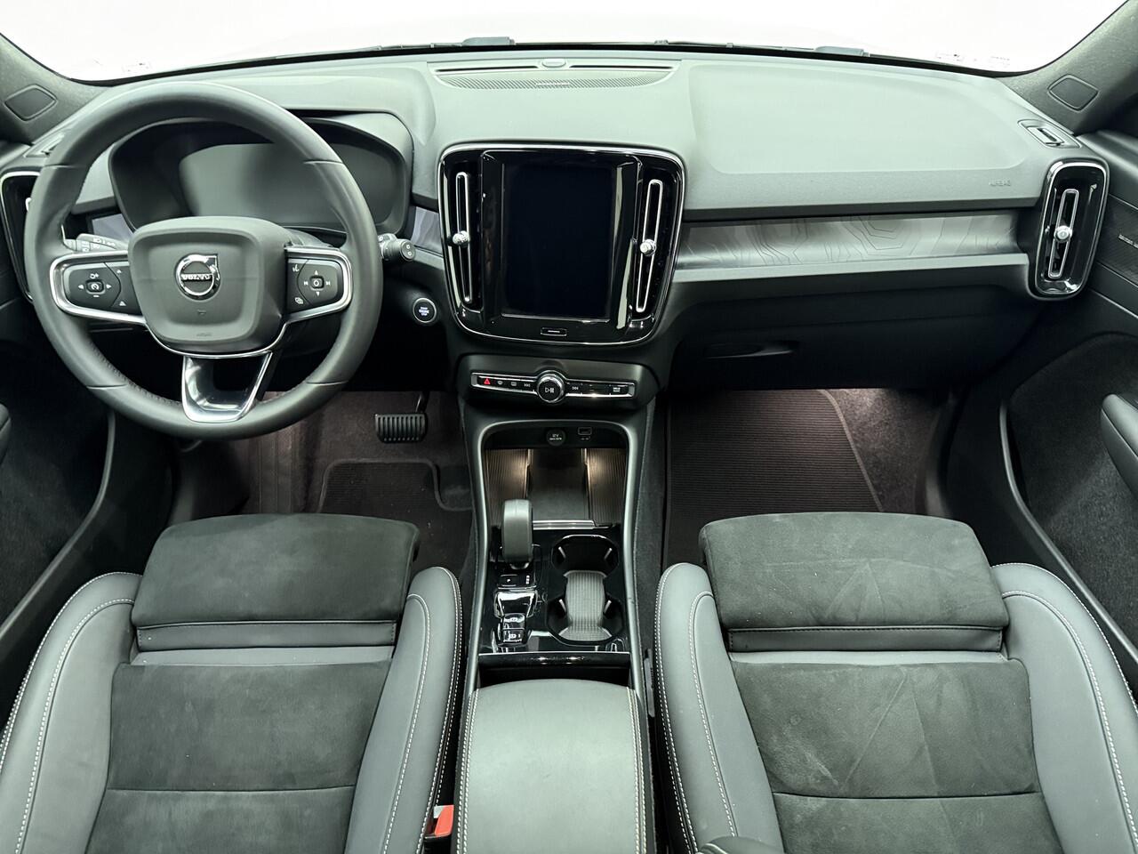 Volvo XC40 T5 262pk Plus Dark / Nubuck / Elektr. verstelbare stoelen / Stoel/- en stuurverwarming / Trekhaak /