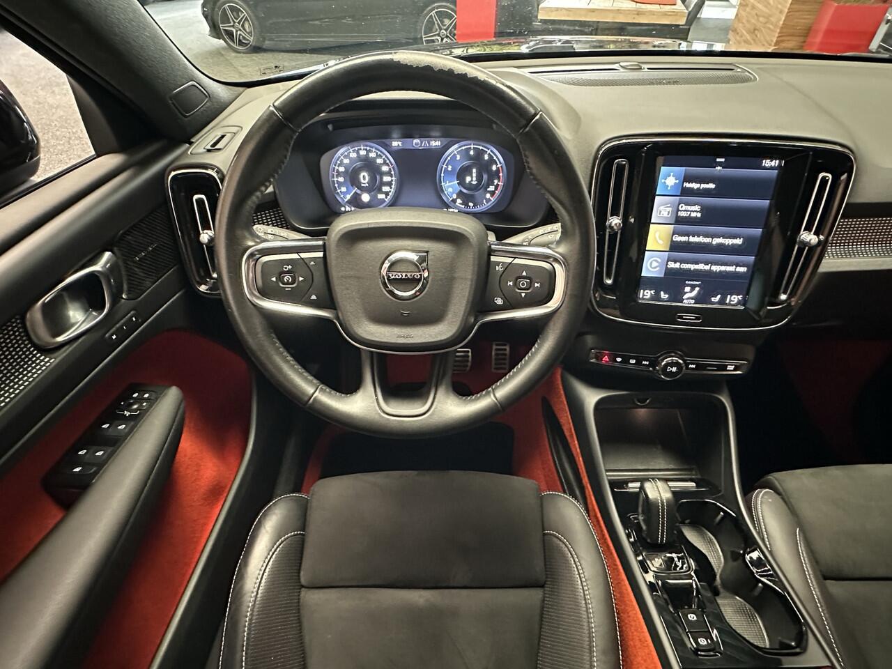 Volvo XC40 1.5 T3 R-DESIGN AUTOMAAT 360 CAMERA LEDER ALCANTARA NAVIGATIE CRUISE CONTROL STOEL EN STUUR VERWARMING KEYLESS GO APPLE CARPLAY/ANDROID RIJSTROOKSENSOREN ZEER MOOI !! 3010