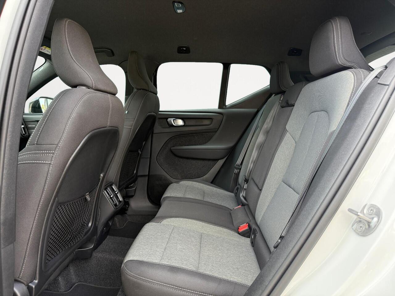 Volvo XC40 2.0 B4 Plus Dark | Trekhaak | Verwarmbare voorruit | Stoelverwarming | Harman/Kardon Audio |