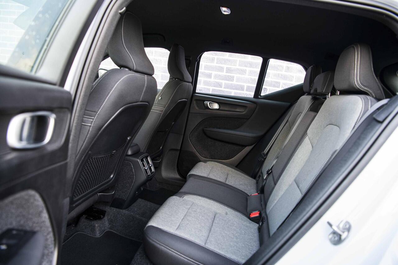 Volvo XC40 2.0 B4 Plus Dark | Trekhaak | Adaptive Cruise Control | Dode hoek detectie BLIS | Harman/Kardon audio | Elektrische stoelverstelling | Stoel- en stuurverwarming | Verwarmde Voorruit |