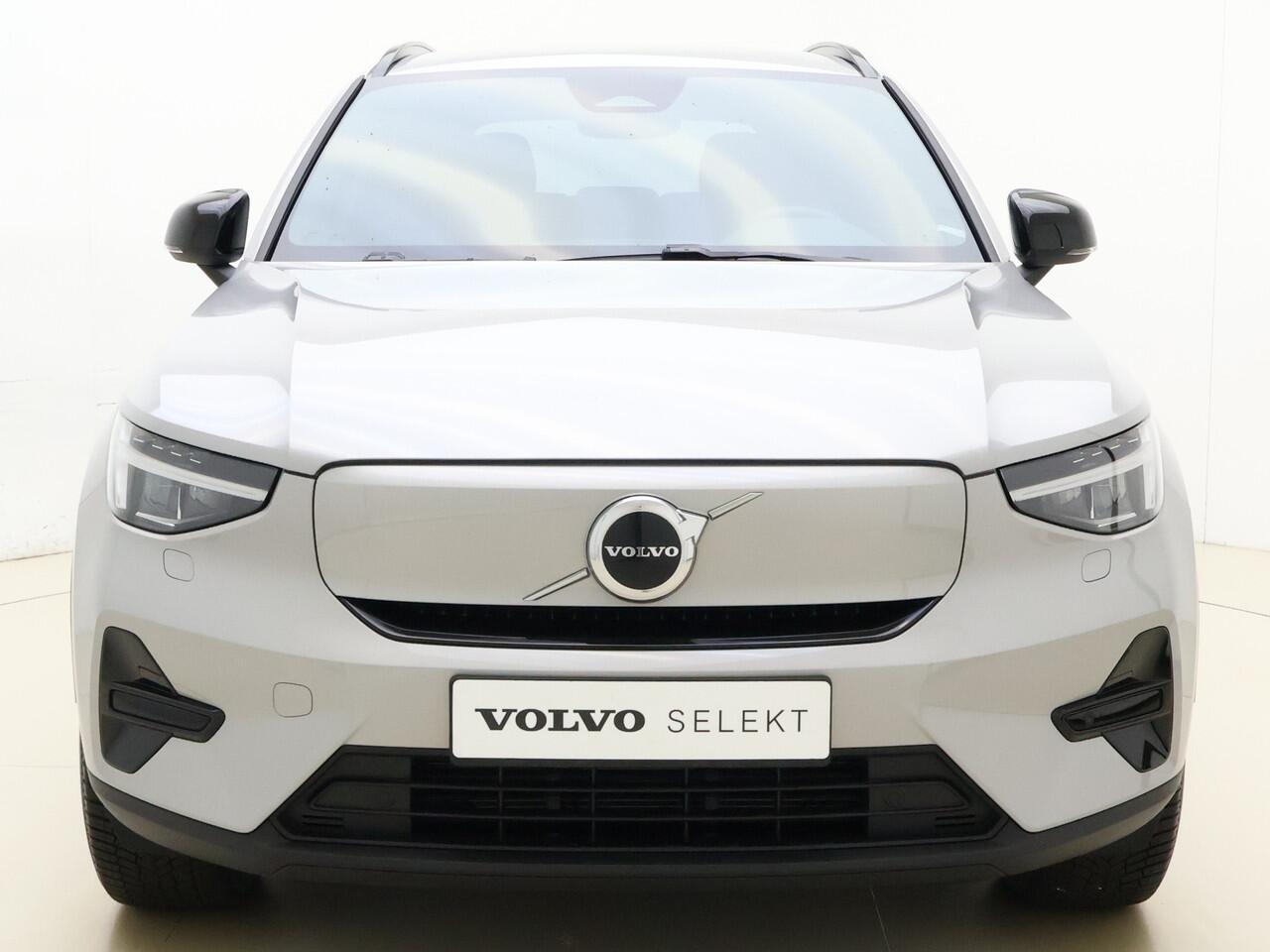 Volvo XC40 Extended Range Plus 82 kWh / Keyless entry / BLIS / Stoel/- en stuurverwarming / Trekhaak / Camera /