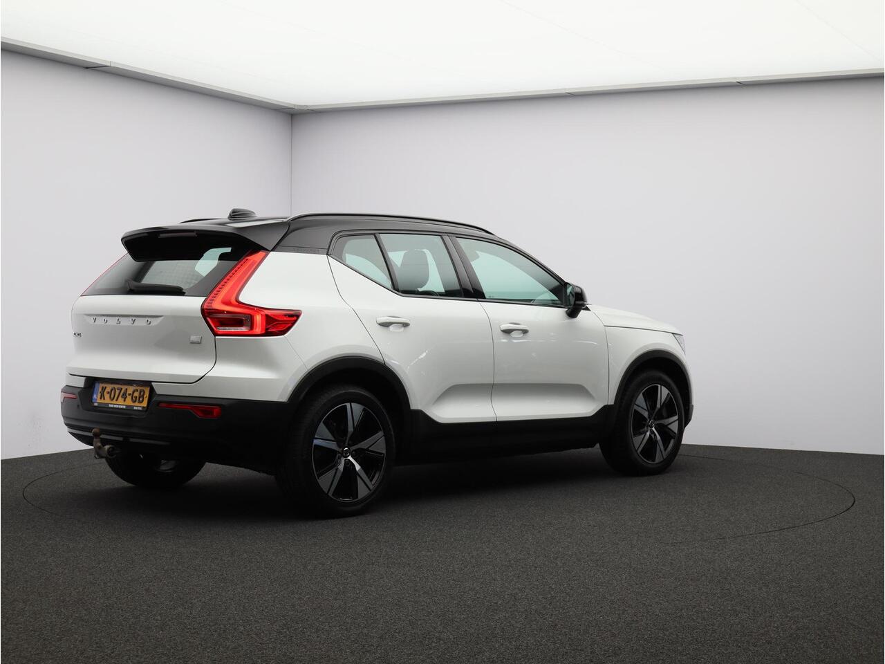 Volvo XC40 Recharge P8 AWD R-Design 93% SOH / Trekhaak / Elektr. bed. stoelen / Stuur+stoelverwarming / Keyless / Adaptive Cruise / Pilot Assist /