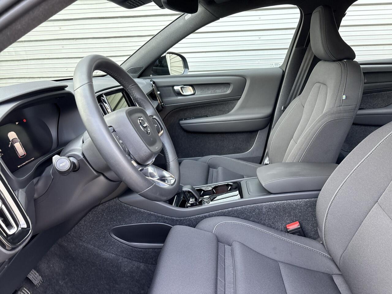 Volvo XC40 Extended Range Plus 82 kWh / Trekhaak / Achteruitrijcamera / Dodehoekdetectie / Stoelverwarming /