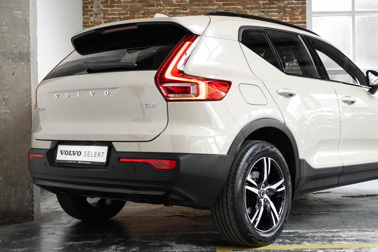 Volvo XC40 B4 Plus Dark | Verwarmde Voorstoelen+Stuurwiel | Verwarmde voorruit | Semi-Elektrische Trekhaak | Harman Kardon Premium Audio | Apple Carplay / Android Auto | Electrisch bedienbare voorstoelen | Google infotaiment