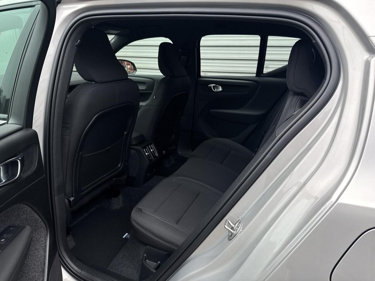 Volvo XC40 Single Motor Extended Range Plus 82 kWh / uit voorraad leverbaar / Speciale showroom aanbieding / ¤ 7392 voordeel /