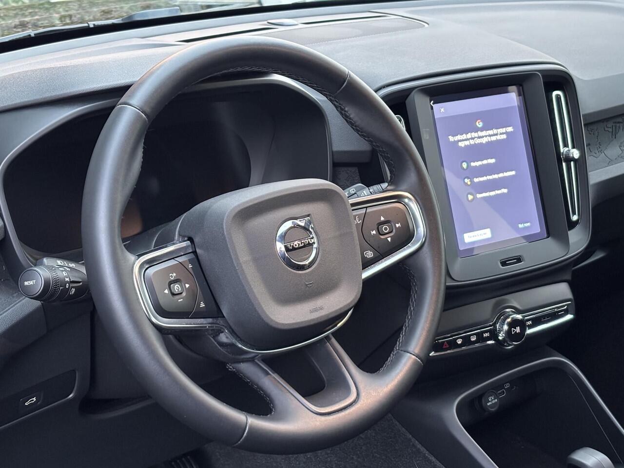 Volvo XC40 2.0 B3 Essential / elek. trekhaak / Stoel- en stuurverwarming / cruise control / all season / carplay /