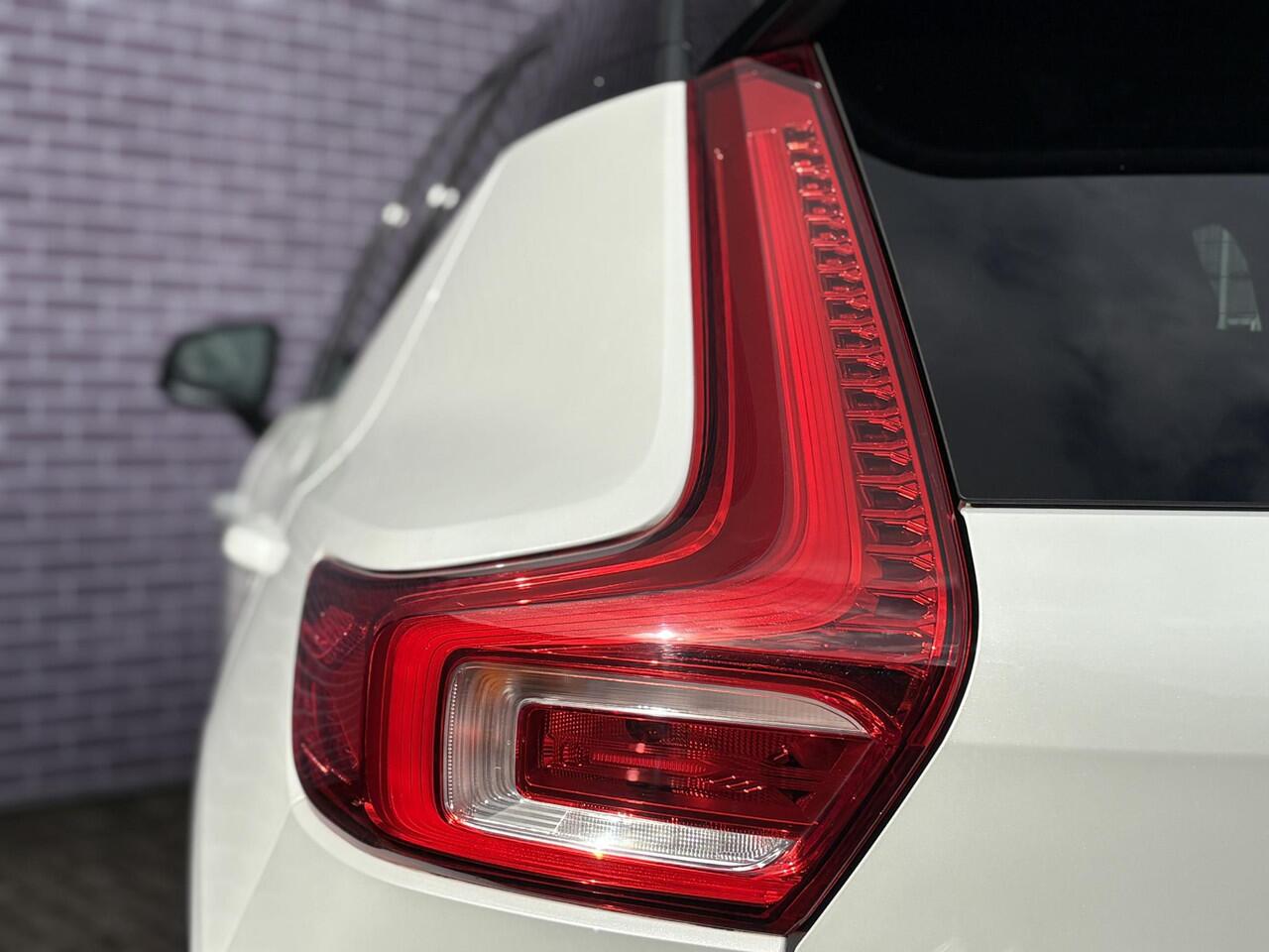 Volvo XC40 1.5 T5 Recharge R-Design | Trekhaak | Panorama schuifdak | Stuur + Stoel verwarming | Adaptieve Cruise | Power seats | Standkachel | Volvo on Call |