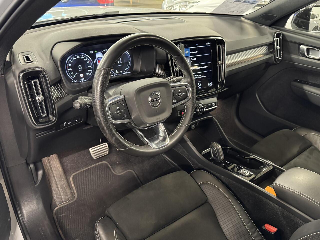 Volvo XC40 1.5 T4 Automaat Recharge R-Design Expression | Full Map Navigatie | Standkachel | Apple Carplay/Android Auto | DIgitaal Dashboard | LED Verlichting | 19"Lmv | 2 Zone Climate Control | Electrische Achterklep KeylessGo | High Performance Audio( Vestiging - 