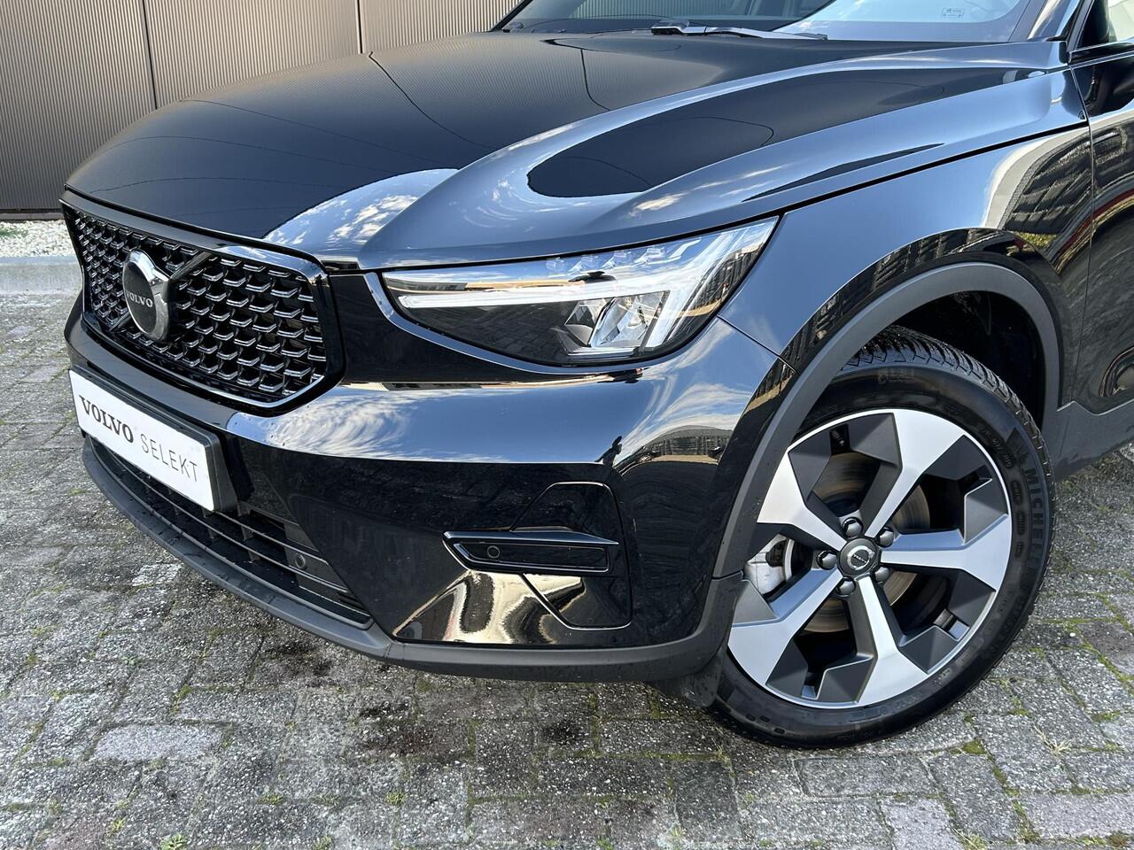 Volvo XC40 2.0 B4 Plus Dark Elektr. Stoelverstelling / Harman Kardon audio / park assist camera / Trekhaak / Keyless Drive / All season banden