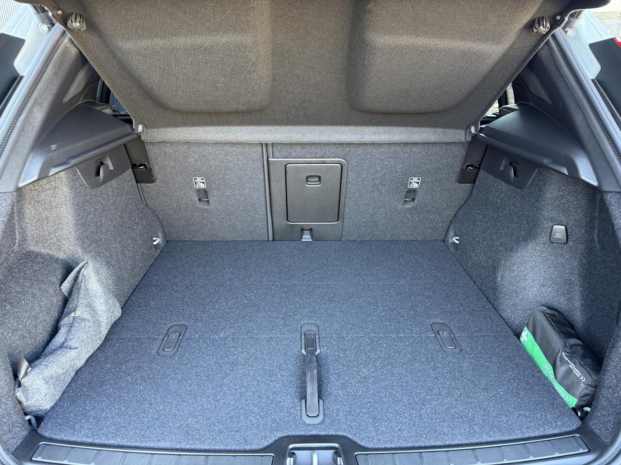 Volvo XC40 2.0 B4 Plus Dark , Automaat, Stoel+Stuur Verwarming, 360 Camera, Elek. Verstelbare stoel met geheugen, Harman/Kardon, Adaptive Cruise, Extra Getint Glas, Google, Carplay, DAB, Keyless, Verwarmde Voorruit,