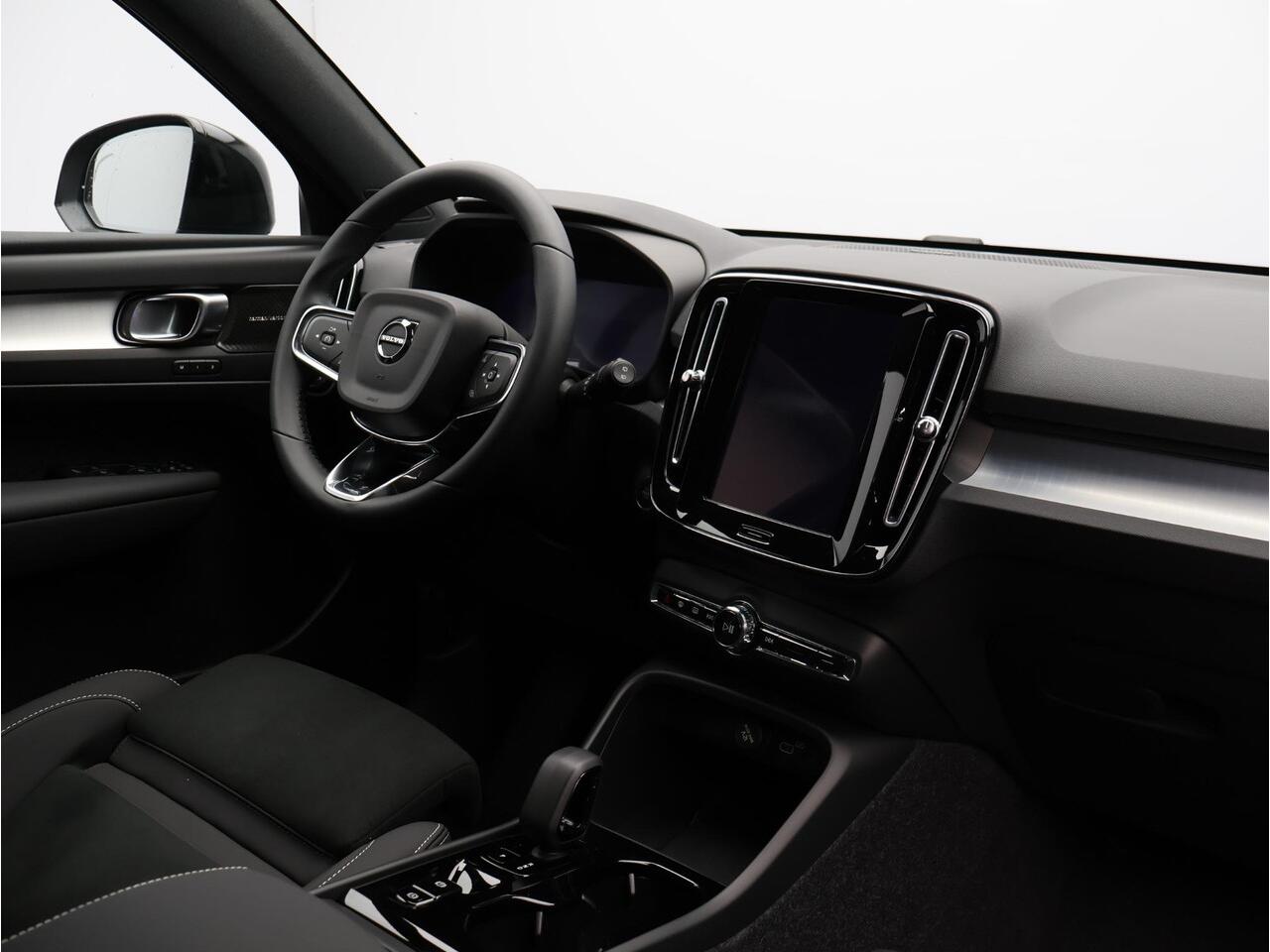 Volvo XC40 2.0 B4 Plus Dark / Panoramadak / Nubuck Bekleding / Harman Kardon / Stoel+Stuurverwarming / Getint Glas / Adaptive Cruise / BLIS /