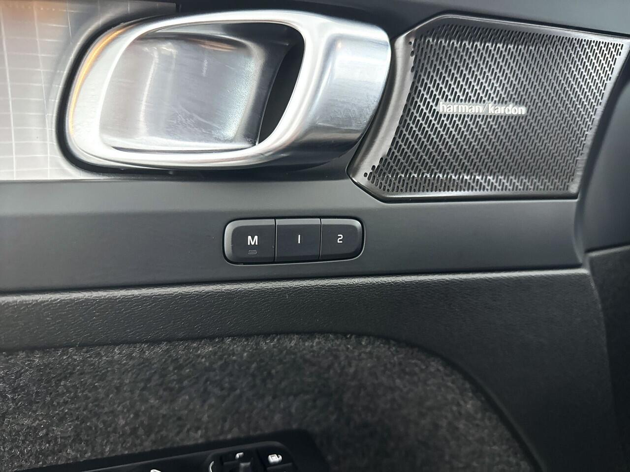 Volvo XC40 B4 Aut. Plus Dark | Harman Kardon | Stoel- en Stuuverwarming | Parkeercamera | Trekhaak