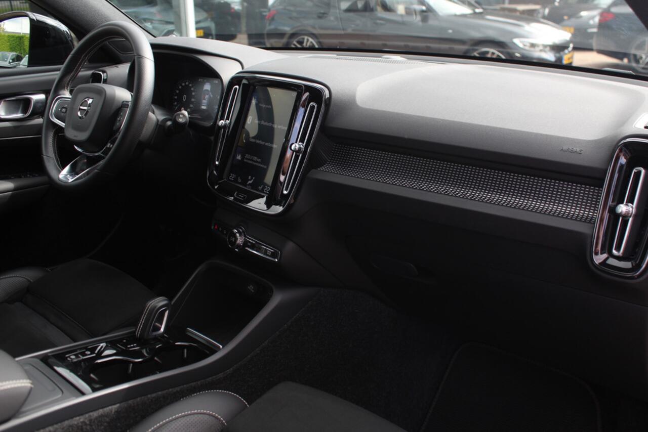 Volvo XC40 Recharge P8 AWD R-Design / SoH 92.1% / Trekhaak / Panoramadak / Camera / Keyless / Harman Kardon / 19'' / Half leder / Stuur+Stoelverwarming / DAB / Dodehoek / ACC