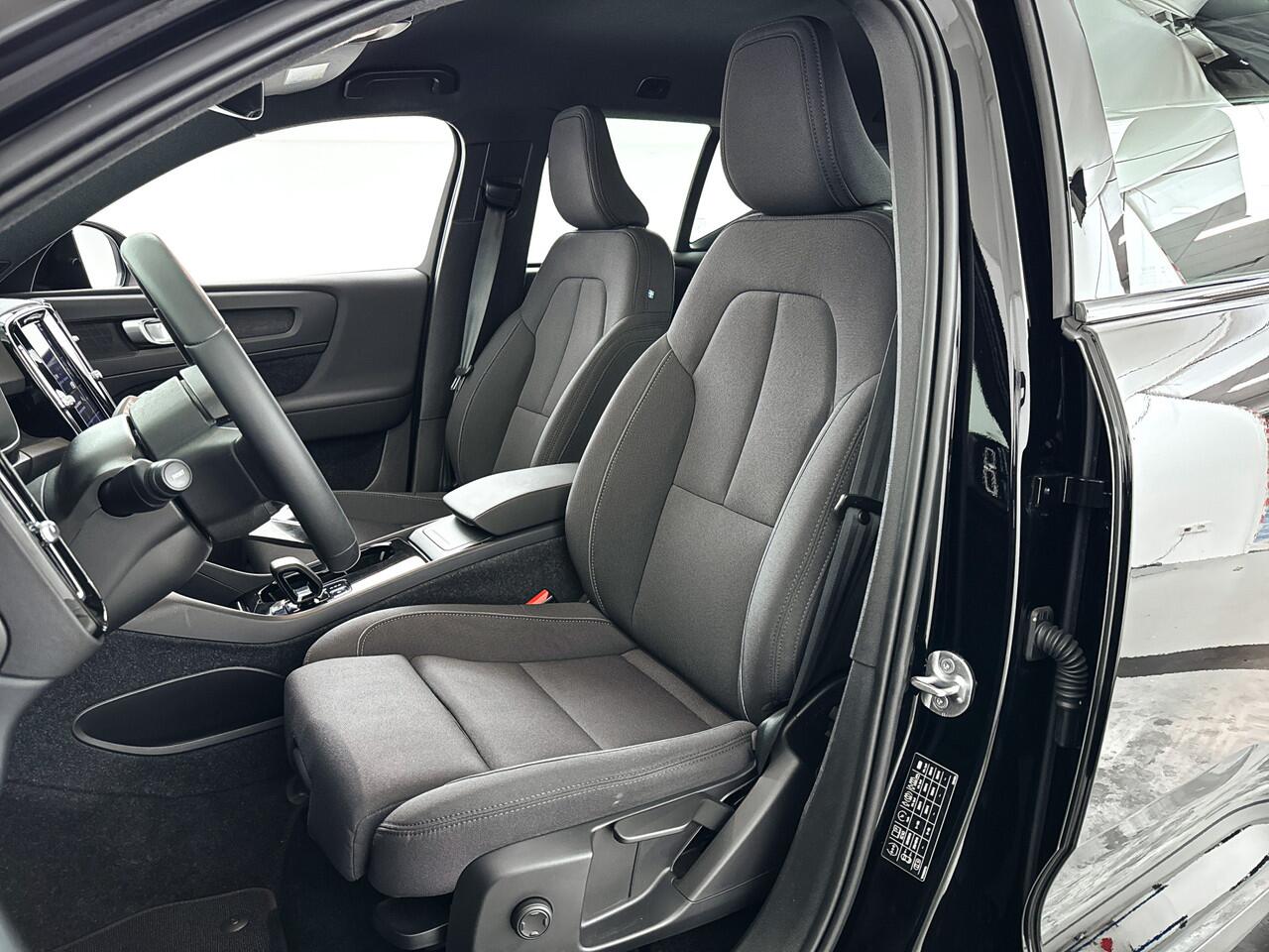 Volvo XC40 Recharge Core 70 kWH | Parkeercamera | Stoel- en Stuurverwarming | Google navigatie