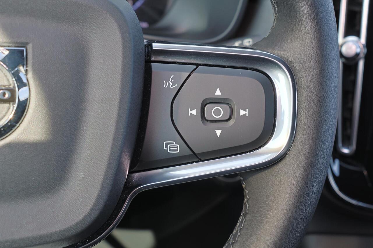 Volvo XC40 T5 Recharge Plus Dark - IntelliSafe Assist - 360º Camera - Harman/Kardon audio - Verwarmde voorstoelen & stuur - Parkeersensoren voor & achter - Elektr. bedienb. voorstoelen met geheugen links - Draadloze tel. lader - Extra getint glas - 19' LMV