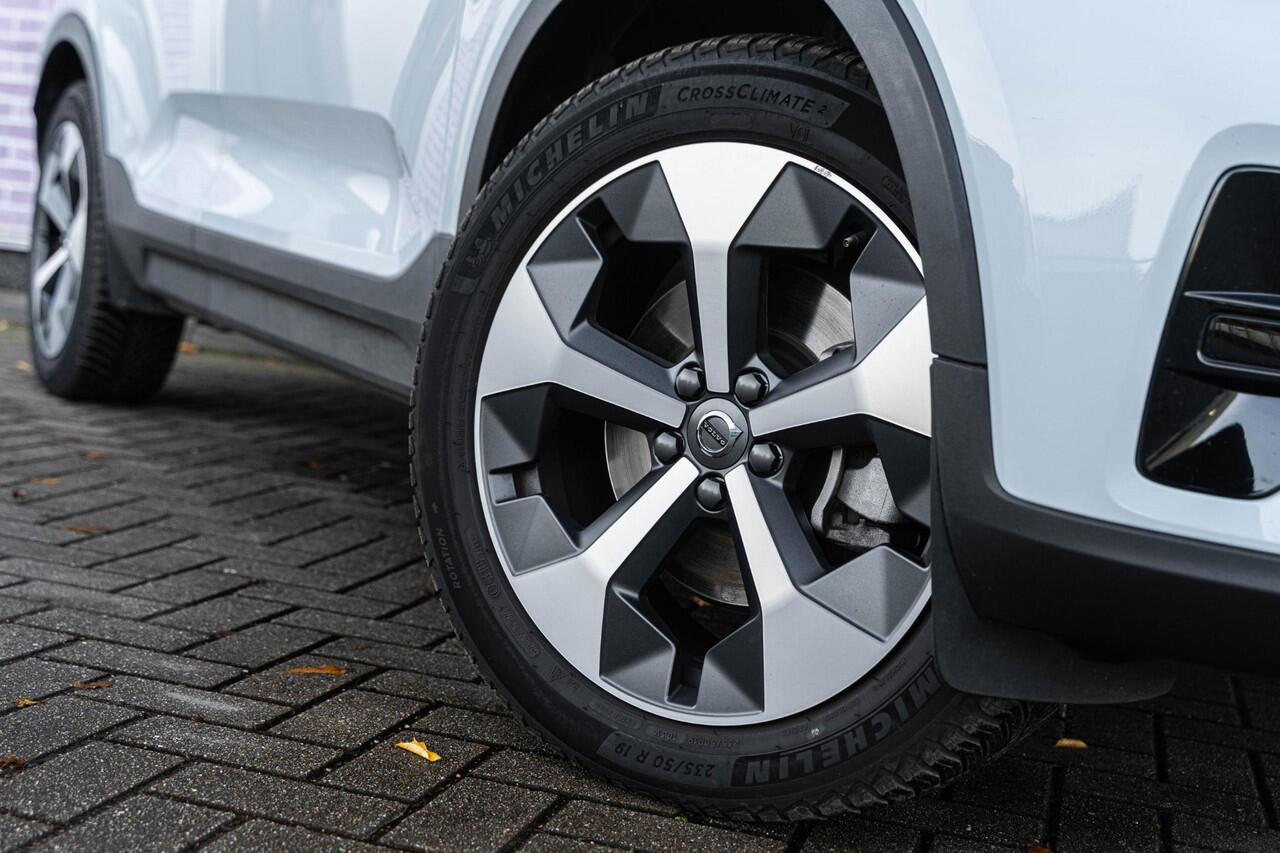 Volvo XC40 2.0 B4 Plus Dark | Google | Adaptieve Cruise Control | Trekhaak | Elektrische Stoelverstelling | Camera | Stoel-/Stuurverwarming | Memory | Harman Kardon Audio | Verwarmbare Voorruit | Dodehoekdetectie | Carplay | Elek. Achterklep | Draadloos Opladen Tele