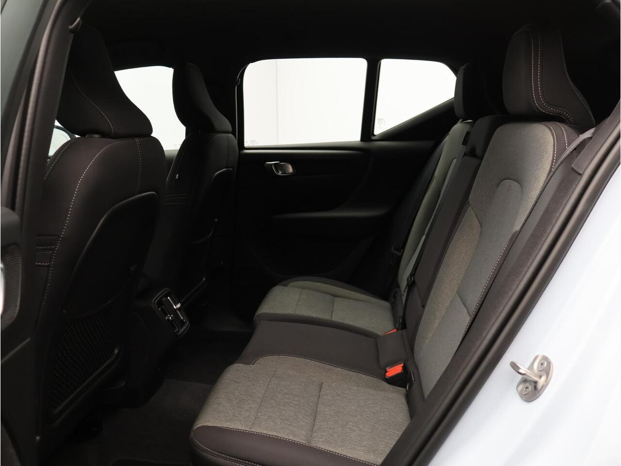 Volvo XC40 2.0 B4 Plus Dark Automaat / Trekhaak / Harman Kardon / All-Season Banden / Voorraam verwarmd