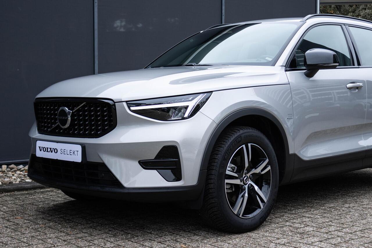 Volvo XC40 B4 Plus Dark | Verwarmbare Voorstoelen en Stuurwiel | Semi-Elektrische Trekhaak | Verwarmbare Voorruit | Premium Audio by Harman Kardon | Adaptieve Cruise Control | Park Assist