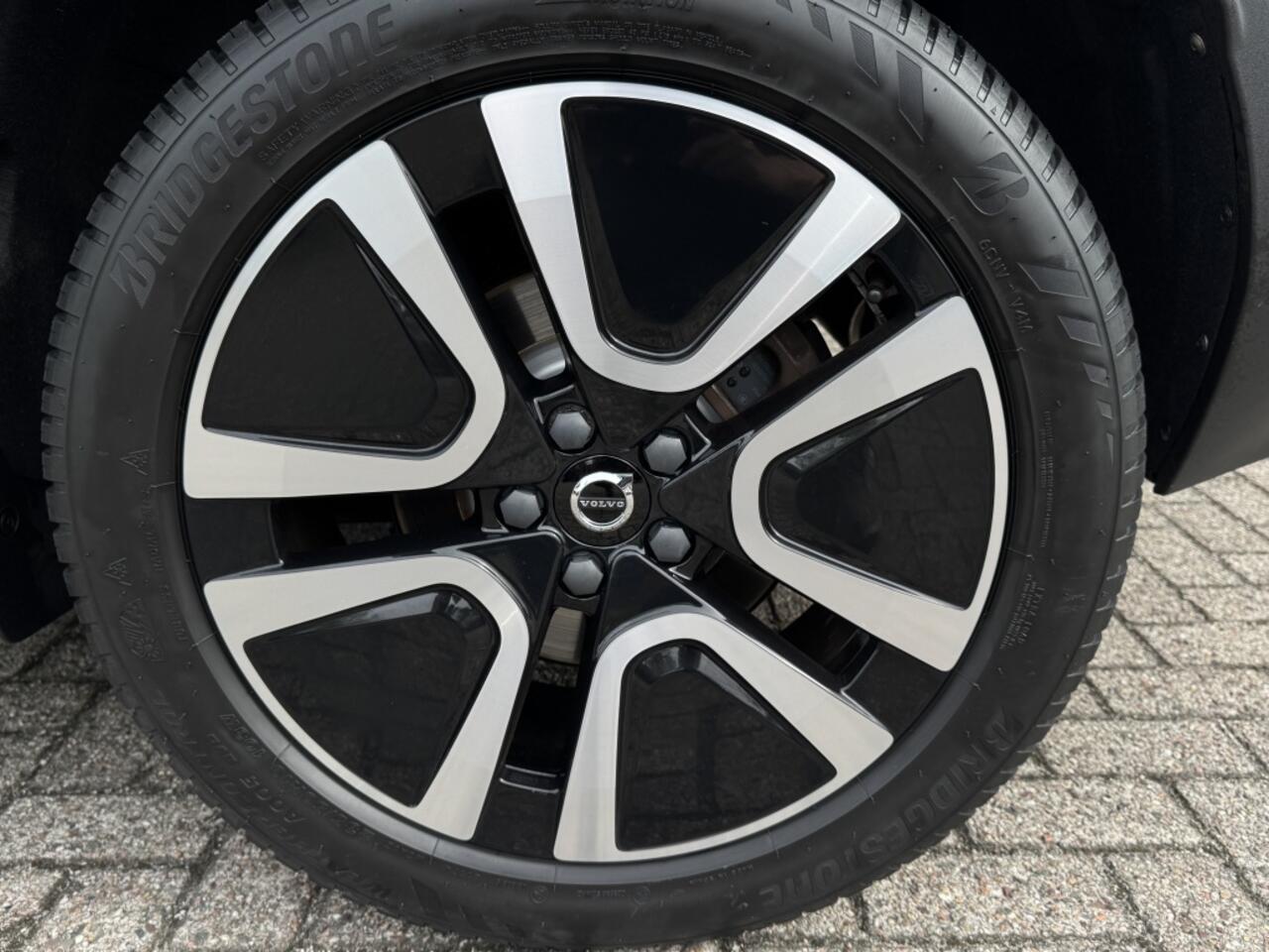 Volvo XC40 2.0 T4 Momentum| Trekhaak, CarPlay, Keyless, Leder