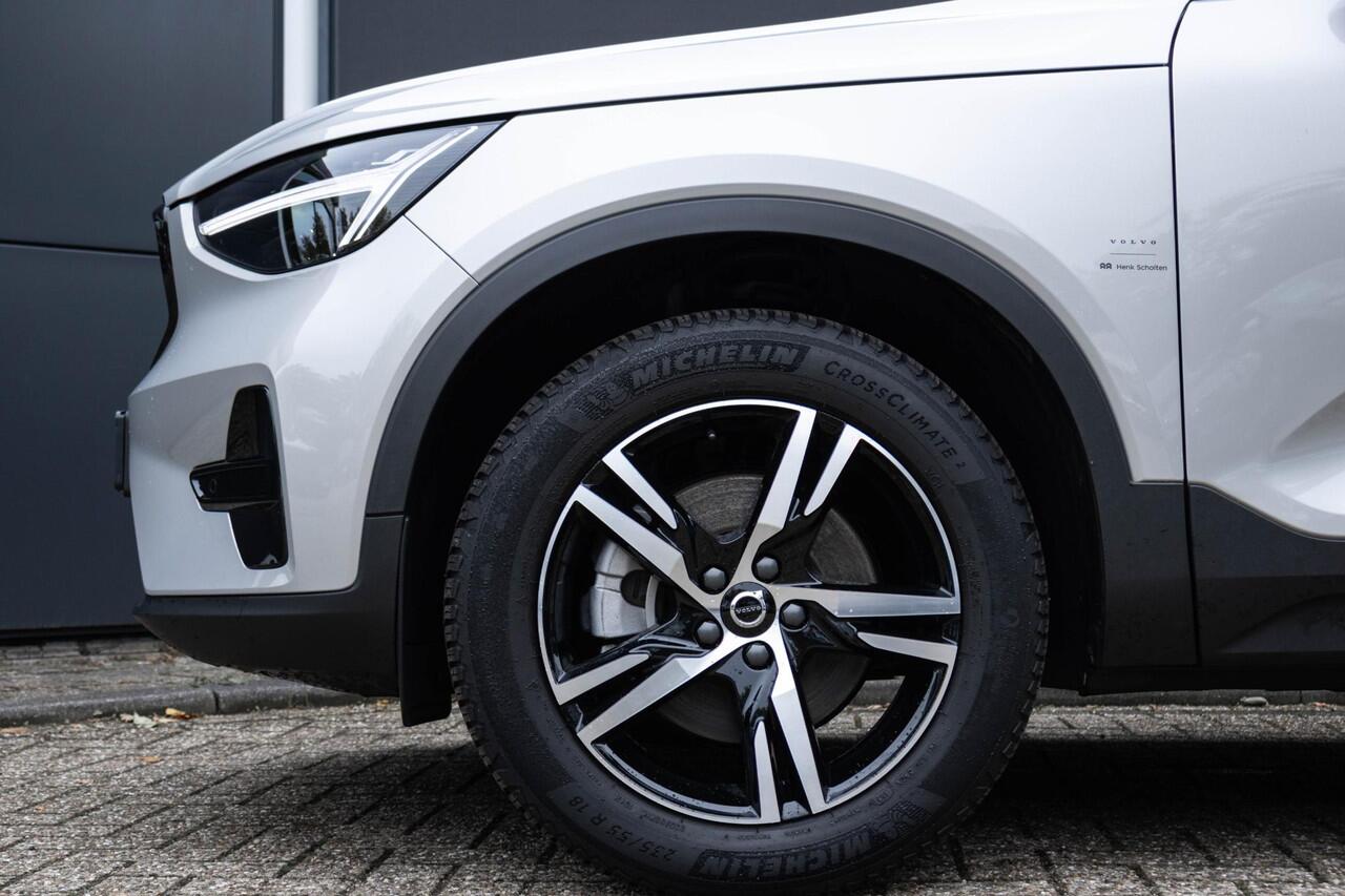 Volvo XC40 B4 Plus Dark | Verwarmbare Voorstoelen en Stuurwiel | Semi-Elektrische Trekhaak | Verwarmbare Voorruit | Premium Audio by Harman Kardon | Adaptieve Cruise Control | Park Assist