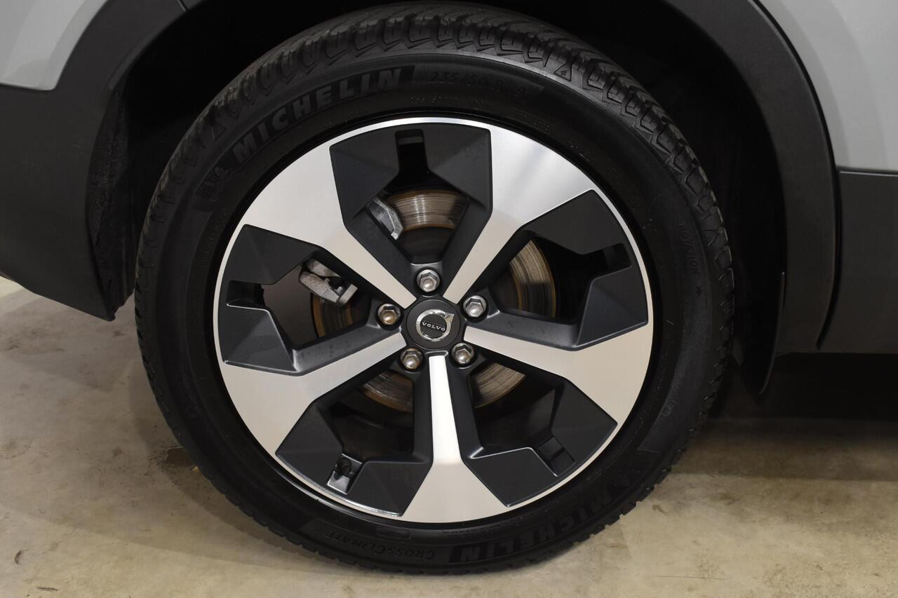 Volvo XC40 B4 211PK Automaat Plus Dark / Navigatie / Adaptive Cruise / Harman Kardon / Stuur- & Stoelverwarming / Elektrische achterklep / Achteruitrijcamera / Elektrische stoelverst. met geheugen / Trekhaak