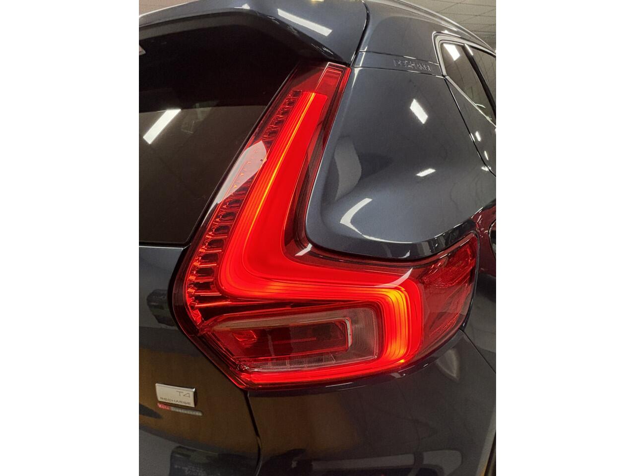 Volvo XC40 1.5 T4 Recharge Inscription - NL auto met NAP - LEER -CARPLAY - NAVI 4 nieuwe ALL SEASON BANDEN _ ONDERHOUD _ APK