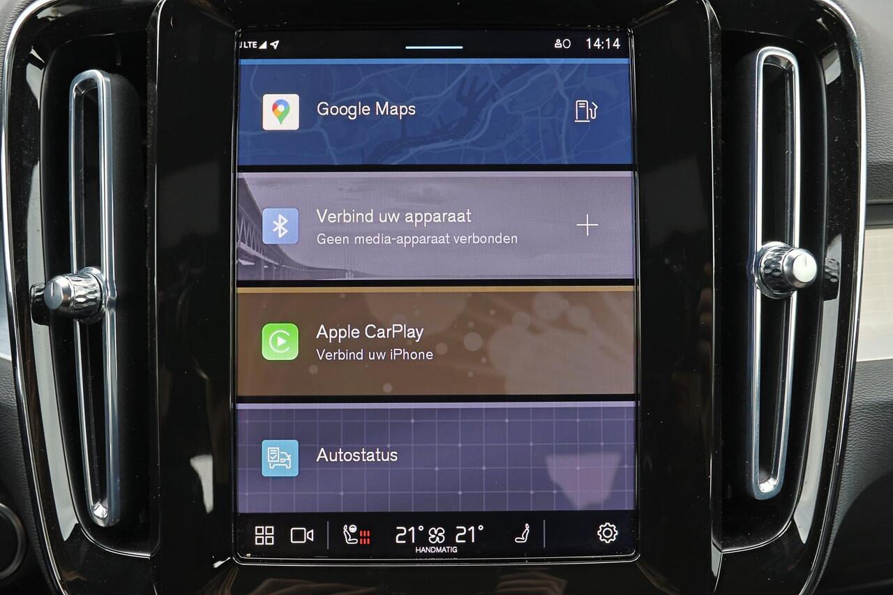 Volvo XC40 B4 Plus Dark - IntelliSafe Assist & Surround - Harman/Kardon audio - Parkeercamera achter - Verwarmde voorstoelen & stuur - Parkeersensoren voor & achter - Elektr. bedienb. voorstoelen met geheugen links - Draadloze tel. lader - Elektr. inklapbare trekhaa