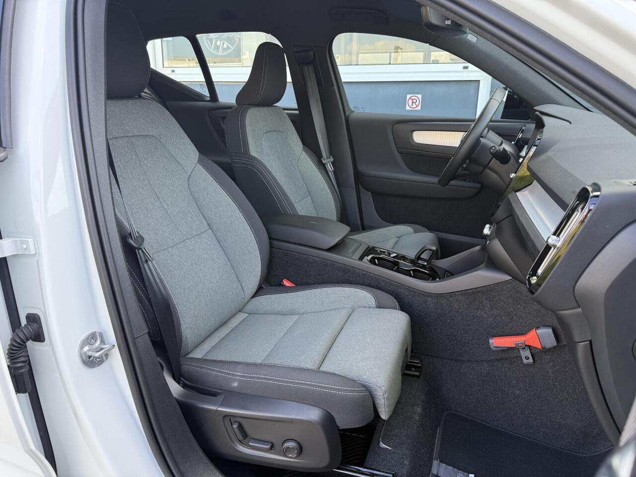 Volvo XC40 2.0 B4 Plus Dark | Trekhaak | 19" | Adaptieve cruise control | Harman & Kardon | Elektrisch verstelbare voorstoelen | Stoel/stuur verwarming |