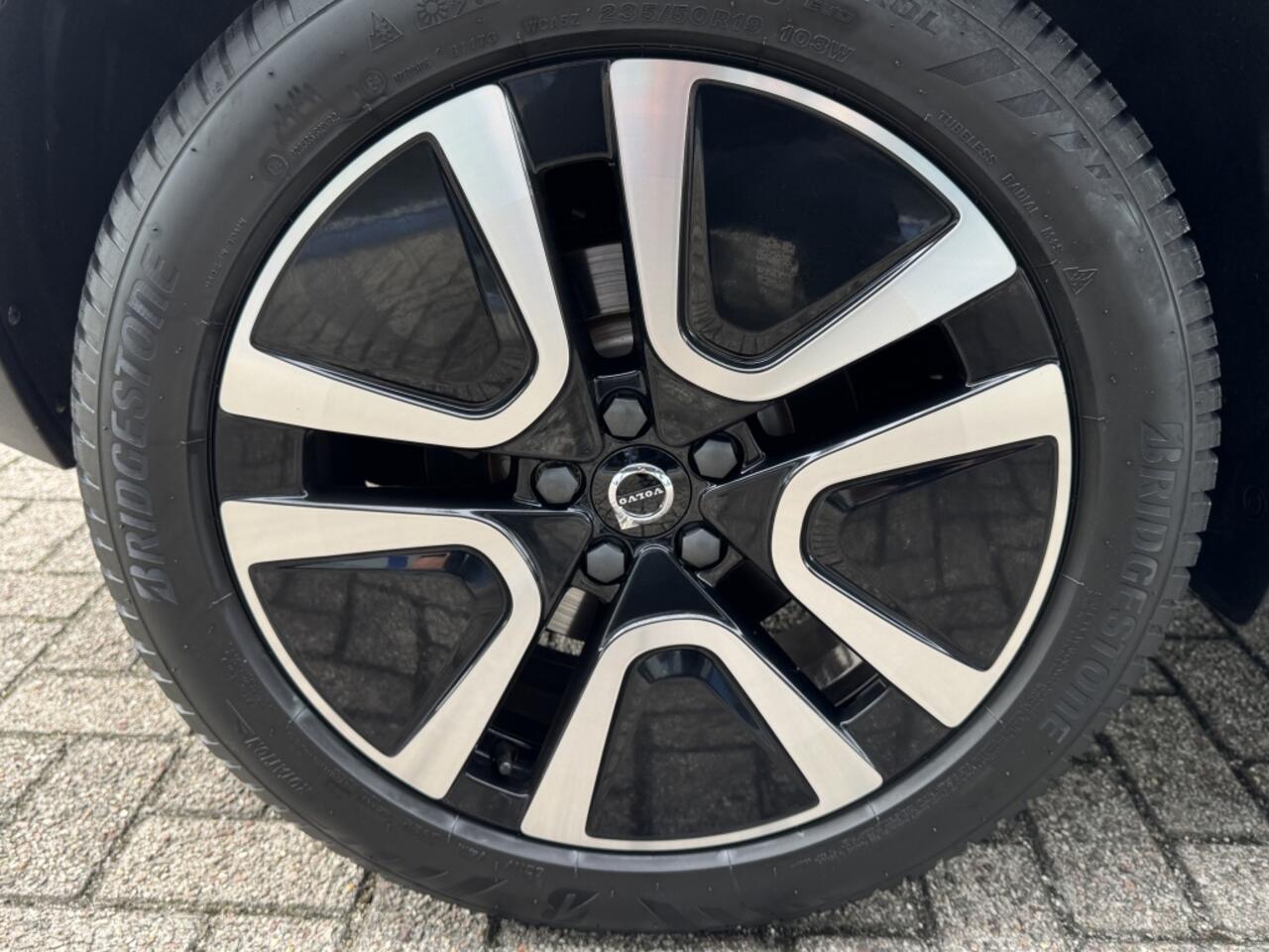 Volvo XC40 2.0 T4 Momentum| Trekhaak, CarPlay, Keyless, Leder