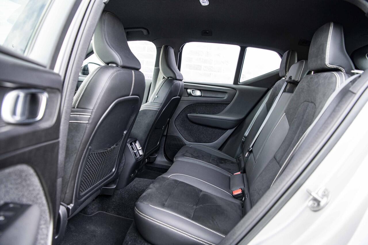 Volvo XC40 Recharge Plus 70 kWh | Adaptive Cruise Control | Dodehoek Detectie | Stoel en Stuurverwarming | 20" | Nubuck Bekleding |