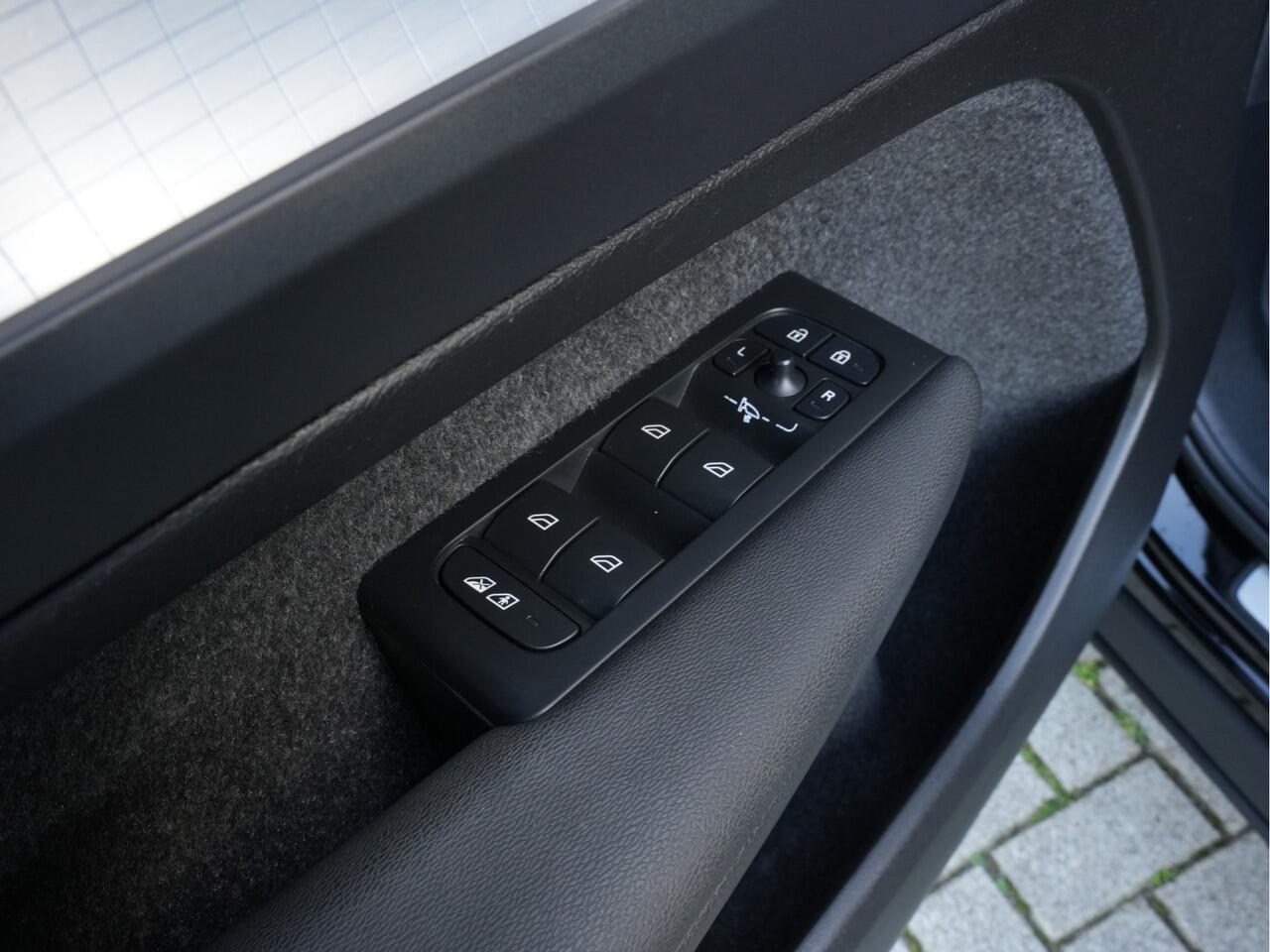 Volvo XC40 1.5 T4 Plug-in hybrid Core Bright | Driver Assist | LED | Stoel+Stuurverwarming