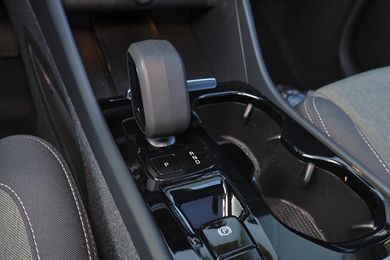 Volvo XC40 T5 Recharge Plus Dark - Panorama/schuifdak - IntelliSafe Assist - Harman/Kardon audio - Parkeercamera achter - Verwarmde voorstoelen & stuur - Parkeersensoren voor & achter - Elektr. bedienb. voorstoelen met geheugen links - Draadloze tel. lader - Extra g