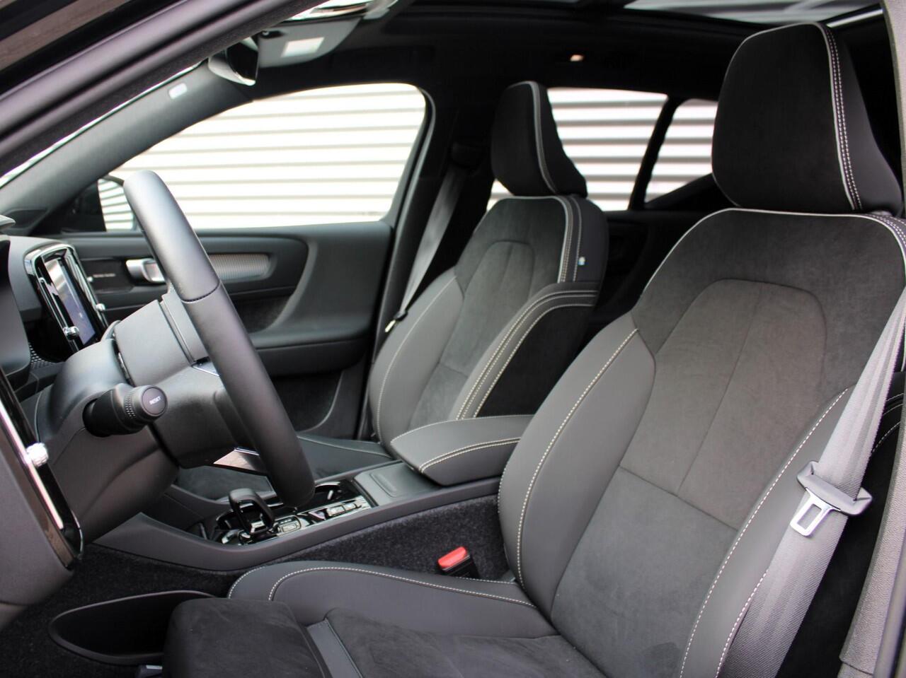 Volvo XC40 2.0 B4 Plus Black Edition Automaat / Panoramadak / Privacy Glass / Microtech Nubuck bekleding / Google Maps