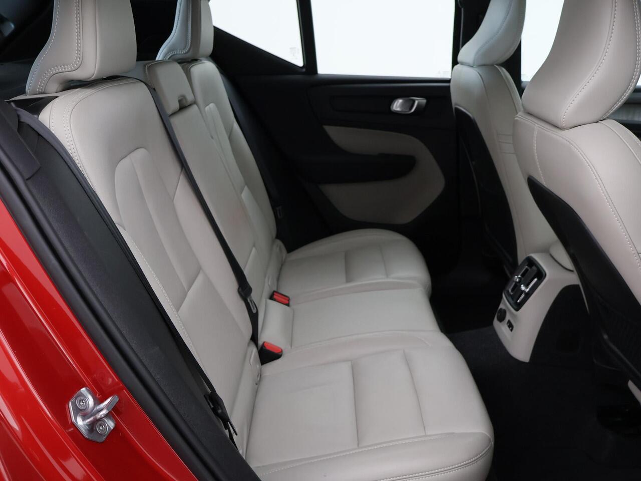 Volvo XC40 1.5 T4 RECHARGE 211 PK AUT. INSCRIPTION + TREKHAAK | LEDER | HARMAN/KARDON | STOELVERW. V+A | ADAPTIVE CRUISE