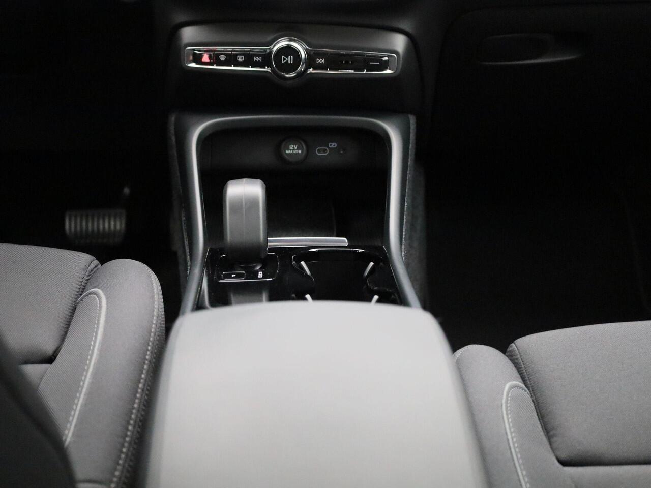 Volvo XC40 Recharge Core 232PK | Allseason-banden | Grootlicht-assistent | Achteruitrijcamera + parkeersensoren | Climate control | Apple CarPlay & Android Auto