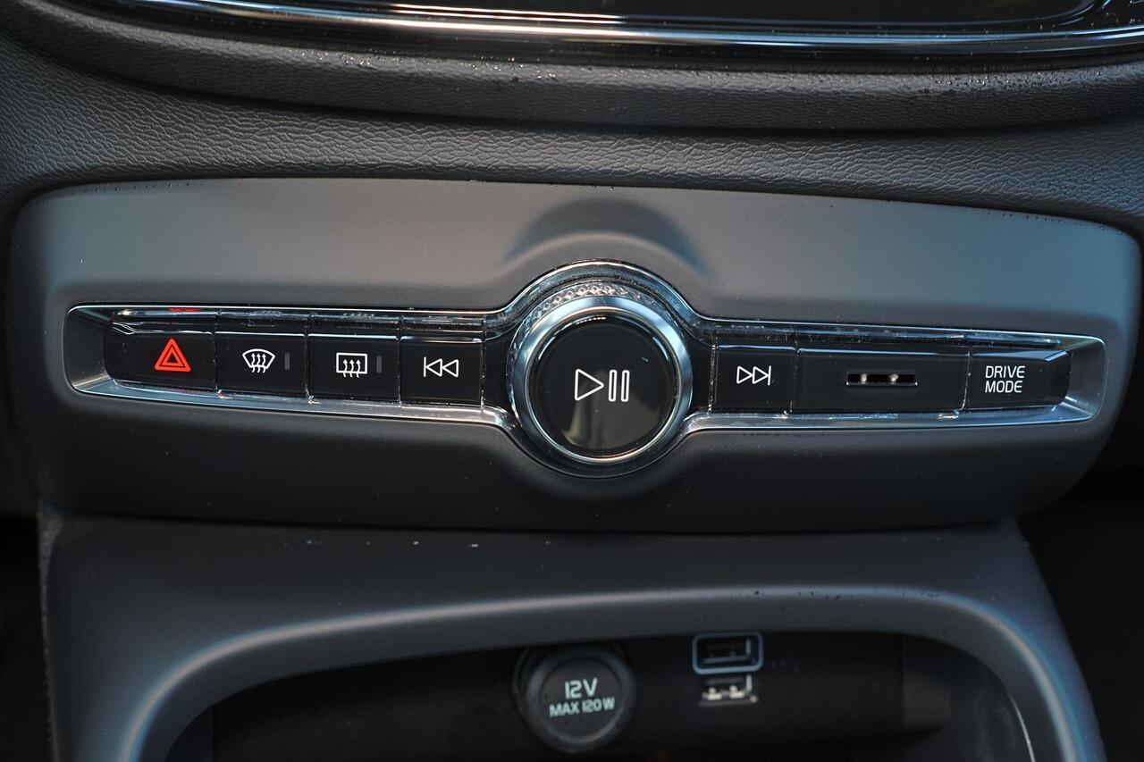 Volvo XC40 T5 Recharge Plus Dark - Panorama/schuifdak - IntelliSafe Assist - Harman/Kardon audio - Parkeercamera achter - Verwarmde voorstoelen & stuur - Parkeersensoren voor & achter - Elektr. bedienb. voorstoelen met geheugen links - Draadloze tel. lader - Extra g