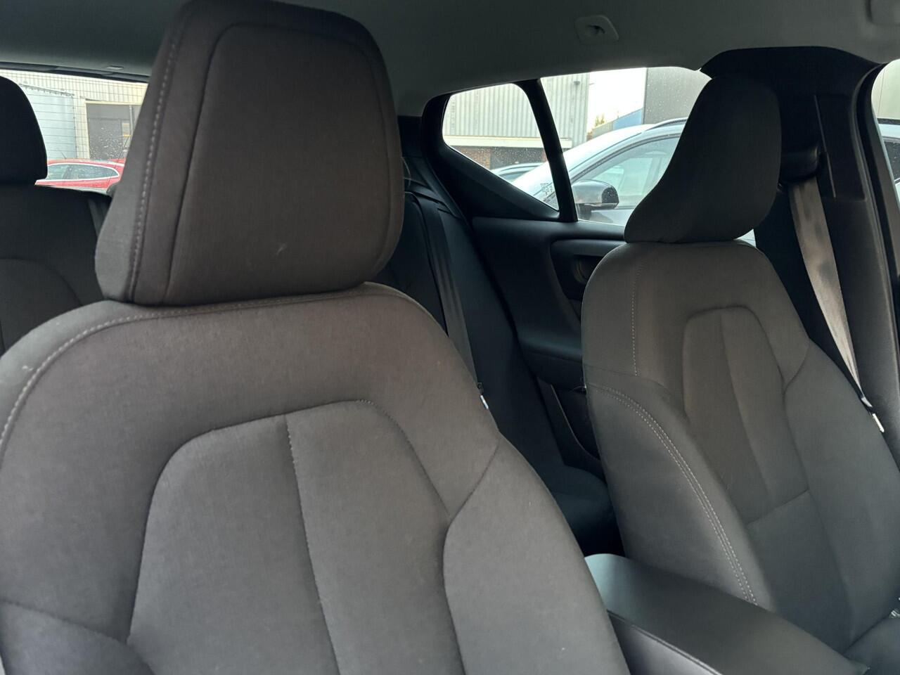 Volvo XC40 2.0 B3 Essential / elek. trekhaak / Stoel- en stuurverwarming / cruise control / all season / carplay /